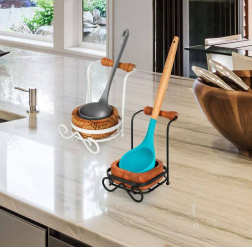 زیر ملاقه ای کنار گاز چوبی فلز